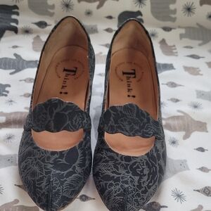 Think! Size 39. Black Floral Embossed Leather Kitten Heels